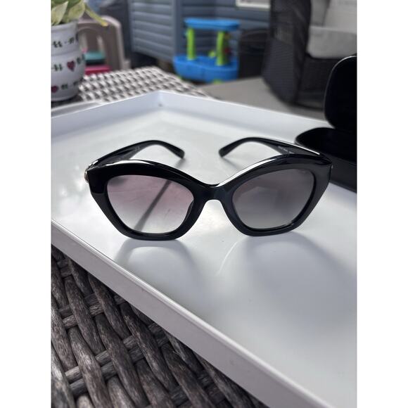EUC Coach HC 8421U 50023C Black Plastic Sunglasses Grey Gradient Lens - Picture 11 of 12